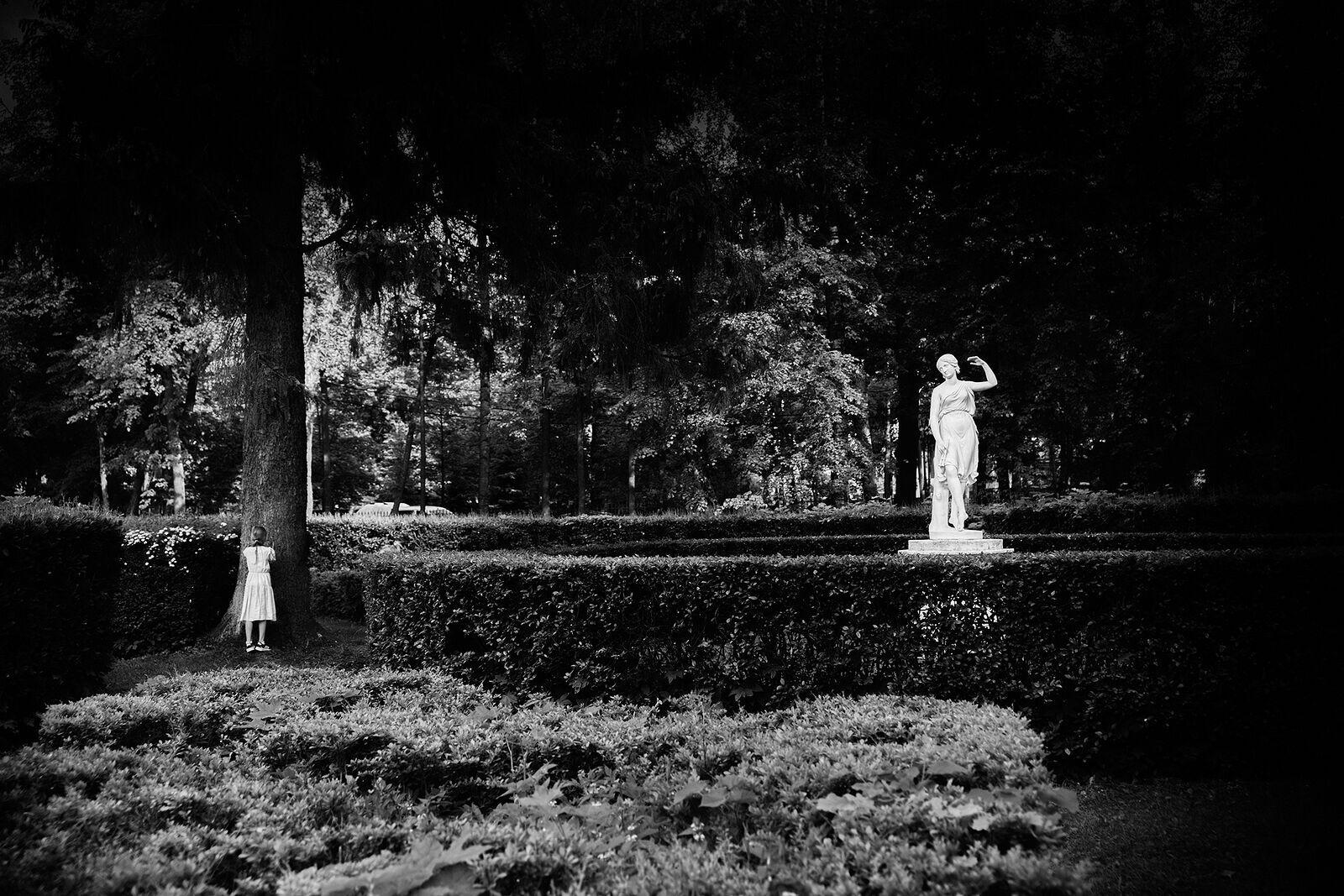game,garden,girl,hide and seek, St. Petersburg, petrograd, Leningrad, statue